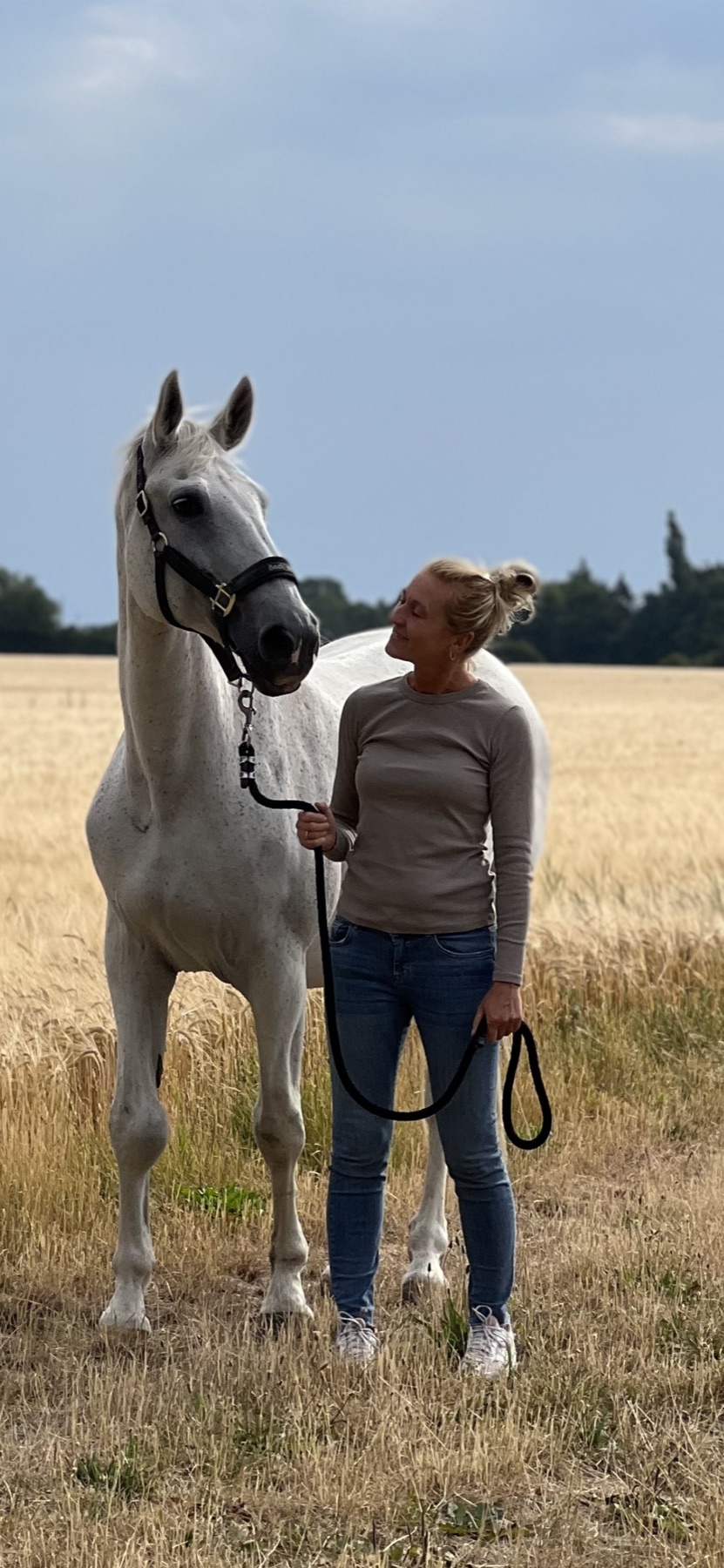 Anja Nielsen sammen med en hest