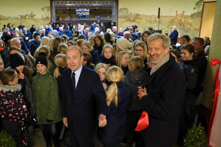 Snoren klippes ved en indvielse på GEK