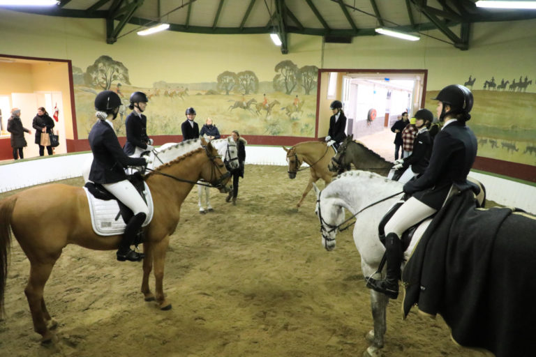 Ryttere fra Gentofte Rideklub ved Rotunden